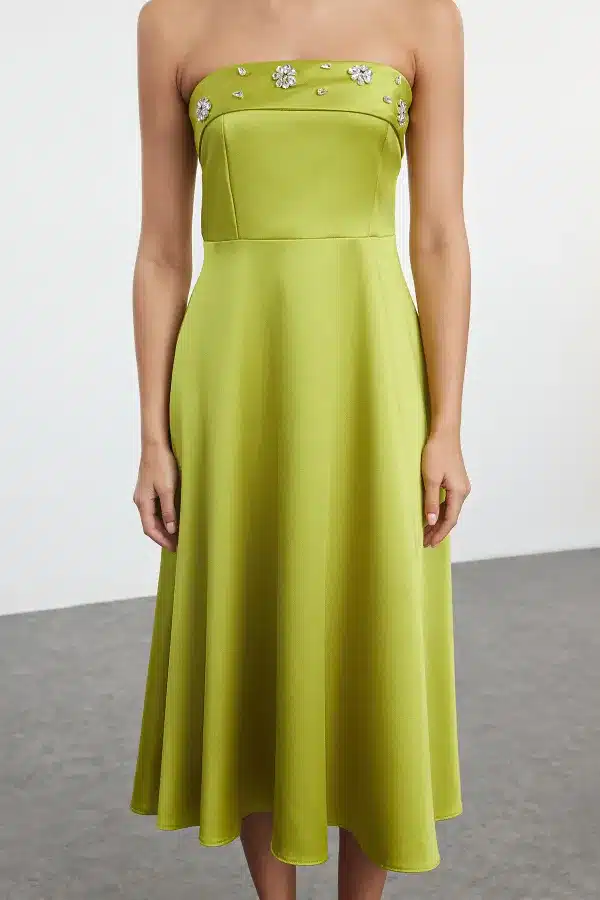 ستان سهرة زيتوني بتصميم بسيط ومميز مع تفاصيل زهرية على الصدر من ترنديول