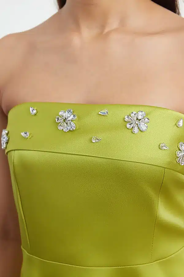 تفاصيل حجرية على فستان سهرة زيتوني من مجموعة ترنديول